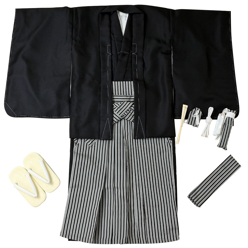 七五三のお参りに、男の子用の黒無地羽織袴セット
