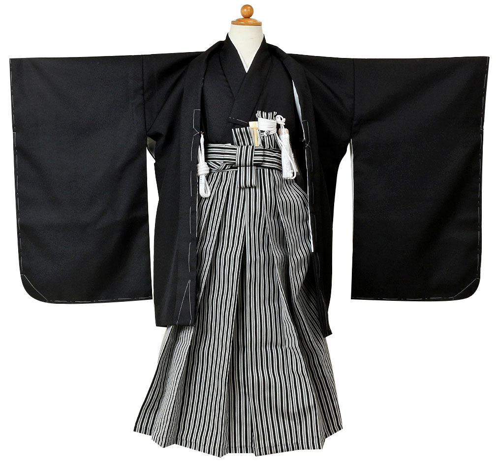 七五三のお参りに、男の子用の黒無地羽織袴セット