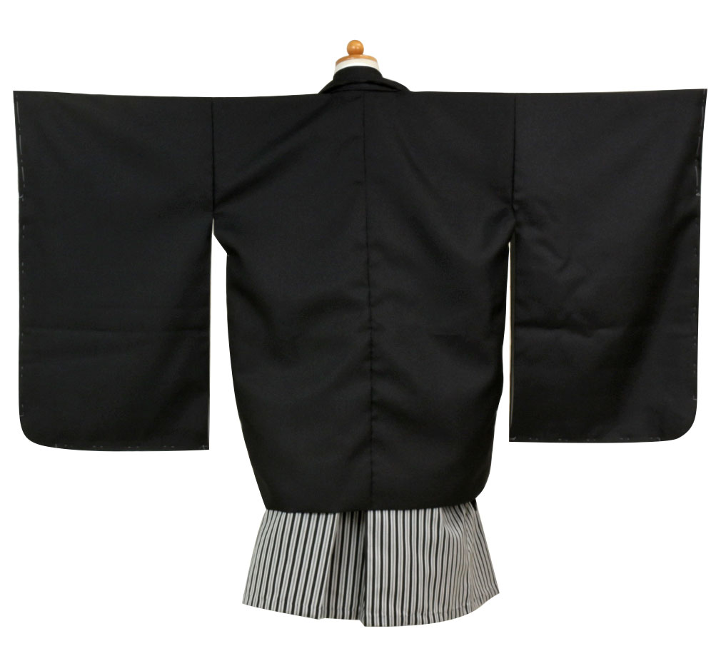 七五三のお参りに、男の子用の黒無地羽織袴セット