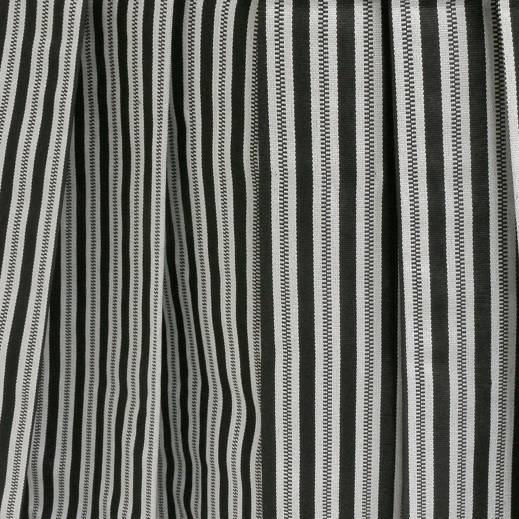 七五三のお参りに、男の子用の黒無地羽織袴セット