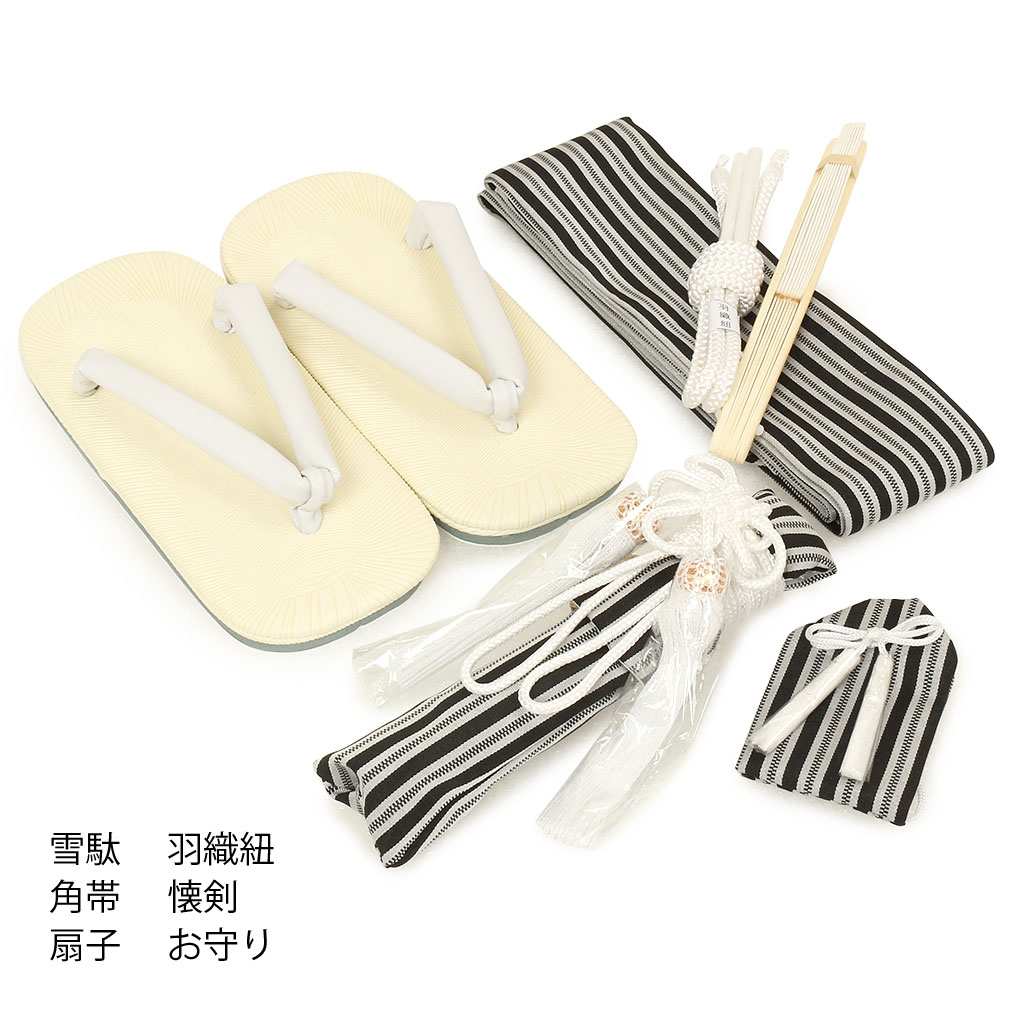 七五三のお参りに、男の子用の黒無地羽織袴セット