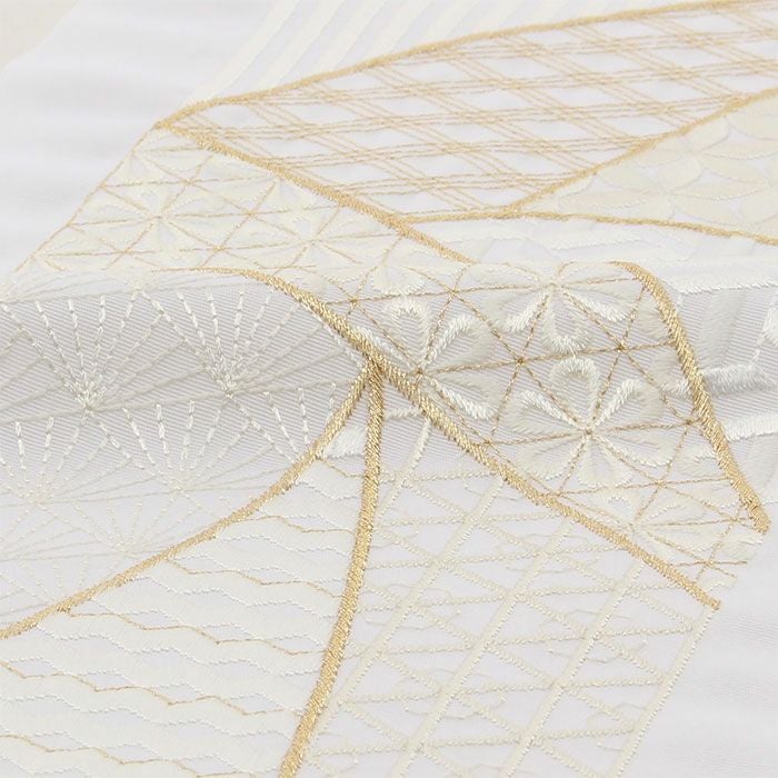 着物姿で顔周りをぱっと華やがせる半衿。衿元に少し覗くだけの半襟でも、着物コーディネート全体の印象が大きく変わります。