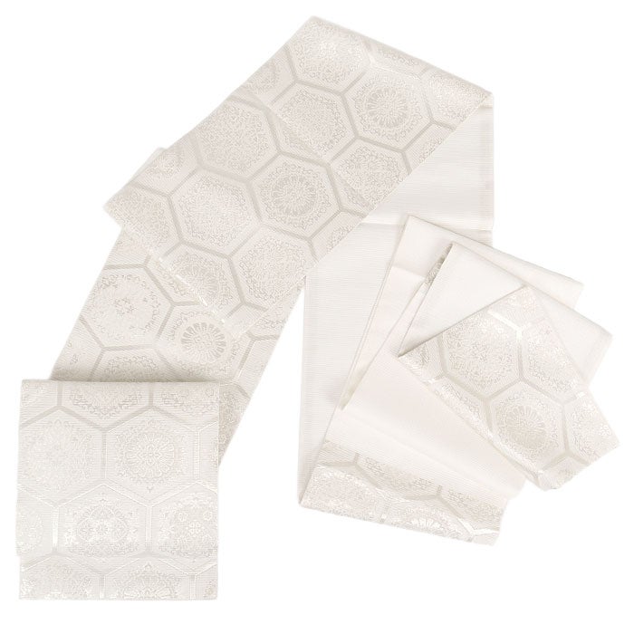 結婚式の黒留袖色留袖や訪問着に合わせたい仕立て上がり袋帯。入学式やお宮参り七五三参り等お子様の行事の礼装にも最適。フォーマルな着物を上品に装う袋帯。