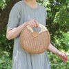 浴衣バッグかごバッグカゴバッグハンドバッグ洋服ゆかた兼用浴衣で持つバッグ浴衣で持つカバン浴衣でも使える着物レディース単品春夏白茶緑選べる3色丸型シェル型ラタンストロー軽い軽量自立底鋲付きマグネットボタンマチ布付きおしゃれ